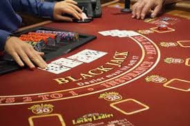 Layar verifikasi identitas slot 25 menampilkan pilihan untuk mengunggah KTP, SIM, atau paspor dengan panduan fotografi yang jelas