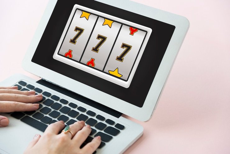 Layar aplikasi slot 25 menampilkan berbagai permainan PG Soft termasuk Sweet Bonanza, Gates of Olympus, dan Mahjong Ways dalam grid pilihan